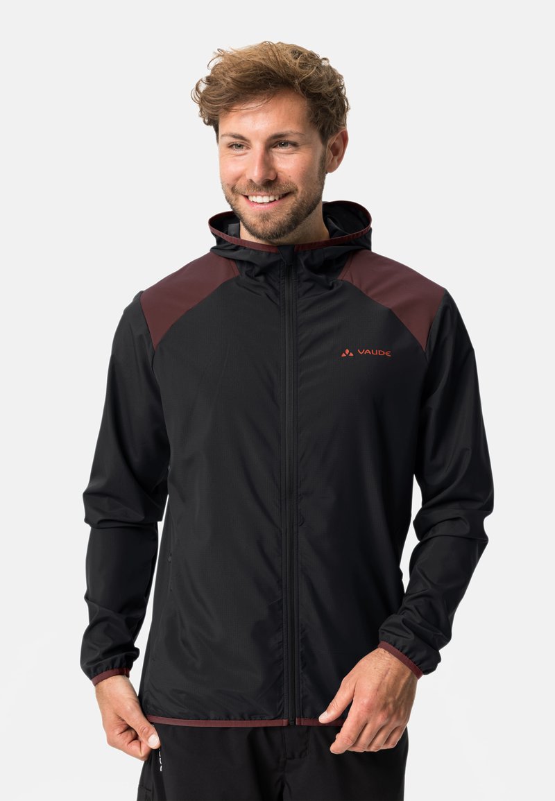 Schwarze, leichte Jacke mit kastanienbraunen Akzenten, Reißverschluss und Kapuze. Hergestellt aus strukturierter Stoff mit elastischen Bündchen und Saum für eine enganliegende Passform.