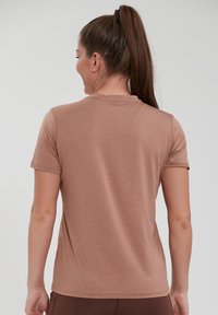 Endurance MAJE - Tekninen t-paita - beaver fur