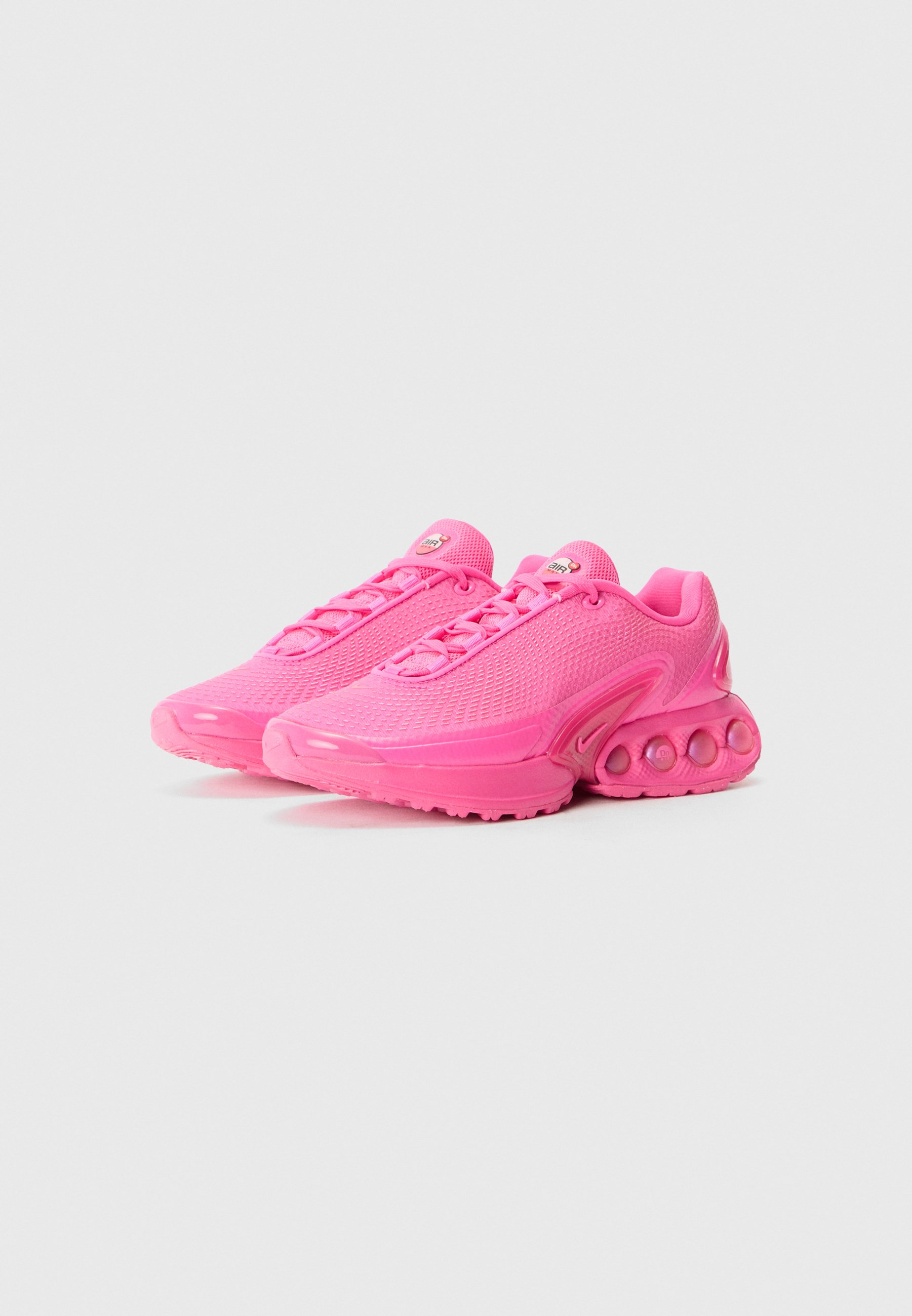 fuchsia sneakers nike