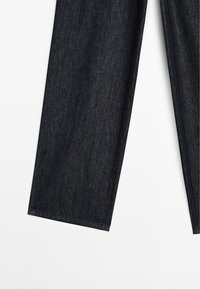 Tmavě modré denimové kalhoty se rovnými nohavicemi, s minimálním šitím, bez viditelného kovové úpravy a hladkou texturou.