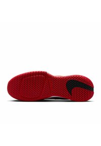 Suela de zapatilla de goma roja con un patrón texturizado. Presenta un detalle de swoosh negro en el lado. Plana y ancha con un diseño robusto.