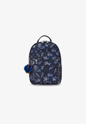 Granatowy plecak w kwiatowy wzór w niebiesko-białe kolory, z przednią kieszenią na zamek błyskawiczny, podwójnym zamknięciem na zamek oraz niebieskim breloczkiem w kształcie małpki.