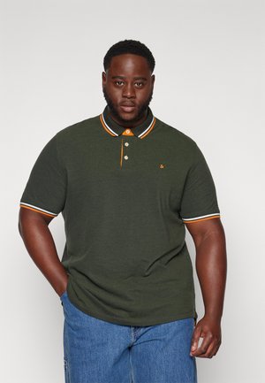 Polo shirt vert foncé avec col et poignets à rayures orange et blanches, doté de trois boutons et d'un petit logo sur la poitrine.