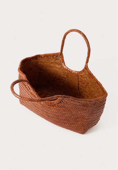 Υφασμάτινο καφέ καλάθι με δύο χερούλια, ανοιχτό πάνω, ορθογώνιο σχήμα, περίπλοκο σχέδιο ψαροκόκαλου, με μια μικρή προσαρτημένη ετικέτα.