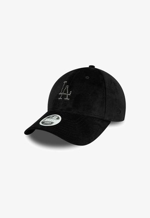 Cappellino da baseball in velluto nero con corona arrotondata, visiera piatta e design con strass che presenta il logo "LA" sulla parte anteriore. Parte anteriore con texture liscia.