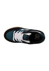 O sapato apresenta um upper em azul-turquesa e preto, feito de camurça e malha, com atacadores brancos, um colarinho acolchoado e uma sola de borracha de goma. Logotipo da DC visível.