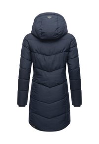 Tumši zila jaku ar kapuci, ar šķērsšuvumu, garām piedurknēm un nedaudz izpleties apakšu. Mīksta tekstūra un gluda apdare.