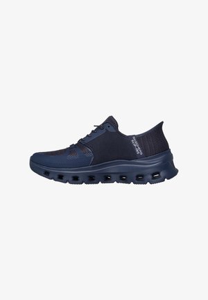 Marineblauwe Skechers instapsneaker met ademend mesh, veterontwerp en geventileerde zool met rechthoekige uitsparingen.
