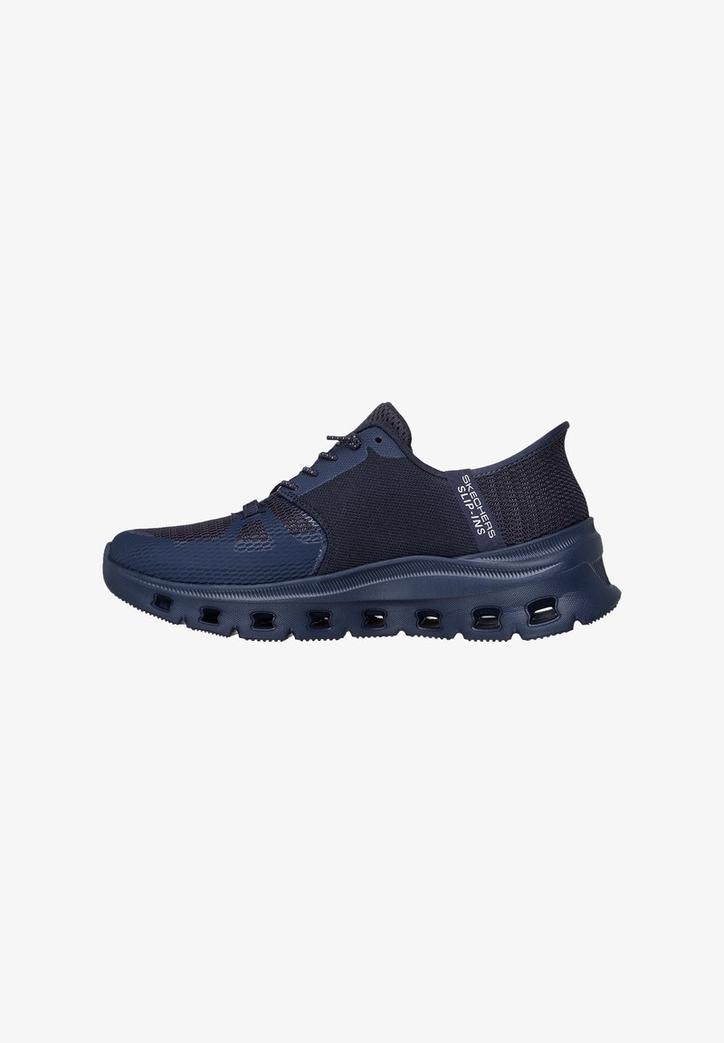 Marineblaue Skechers Slip-On Sneaker mit atmungsaktivem Mesh, Schnürdesign und belüftetem Sohlen mit rechteckigen Ausschnitten.