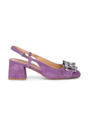 Scarpa slingback in suede viola con tacco a blocco, caratterizzata da una fibbia decorativa e un interno liscio. Il design include una punta aperta e una fascia.