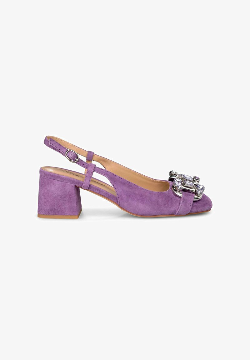 Scarpa slingback in suede viola con tacco a blocco, caratterizzata da una fibbia decorativa e un interno liscio. Il design include una punta aperta e una fascia.