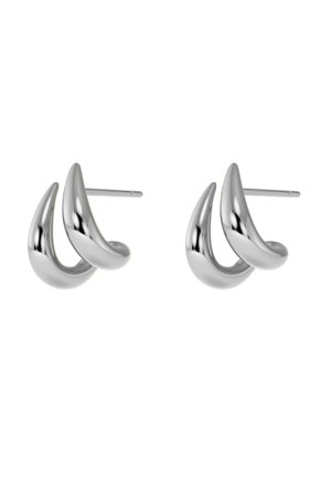 Pendientes de botón en tono plateado con un diseño curvado y superpuesto. La textura suave y brillante y los extremos afilados crean una estética contemporánea.