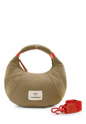 Beige ribfluwelen handtas met afgerond handvat, rode ritstrekker, logopatch en afneembare brede rode schouderband met clips ernaast.