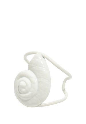 Biała ceramiczna bransoletka z 3D wzorem spiralnej muszli ślimaka na cienkiej opasce na jednolitym tle.