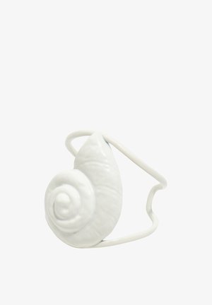 Biała ceramiczna bransoletka z 3D wzorem spiralnej muszli ślimaka na cienkiej opasce na jednolitym tle.