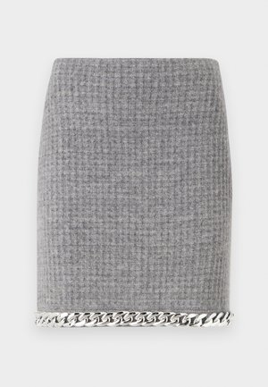 Jupe mini tricotée grise avec un motif texturé et une accent en chaîne argentée à l'ourlet. Coupe slim et silhouette droite.