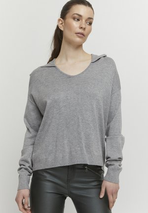 Grå sweater med V-hals og hætte, med lange ærmer og en afslappet pasform. Lavet af et blødt strikket stof med en glat tekstur.