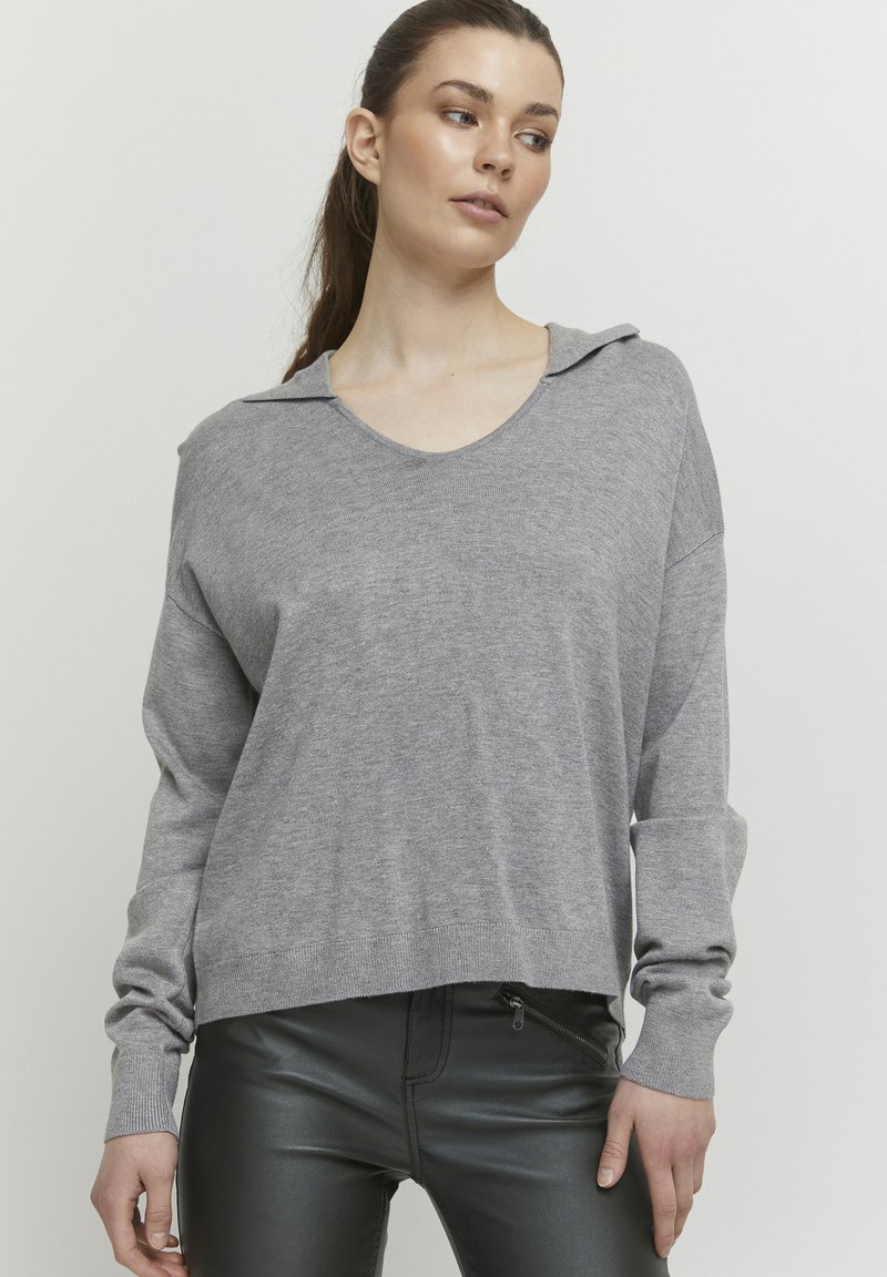 Grå sweater med V-hals og hætte, med lange ærmer og en afslappet pasform. Lavet af et blødt strikket stof med en glat tekstur.