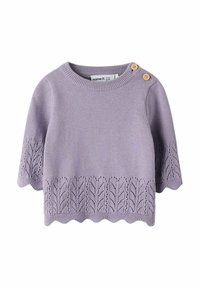 Pull en tricot lilas à manches courtes, avec un ourlet festonné et un motif de feuilles en bas. Deux boutons beiges à l'épaule.