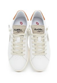 Sneakers bianchi con tomaia in pelle, dettagli in tessuto beige sulla linguetta, stringhe testurizzate e un piccolo logo di lato.