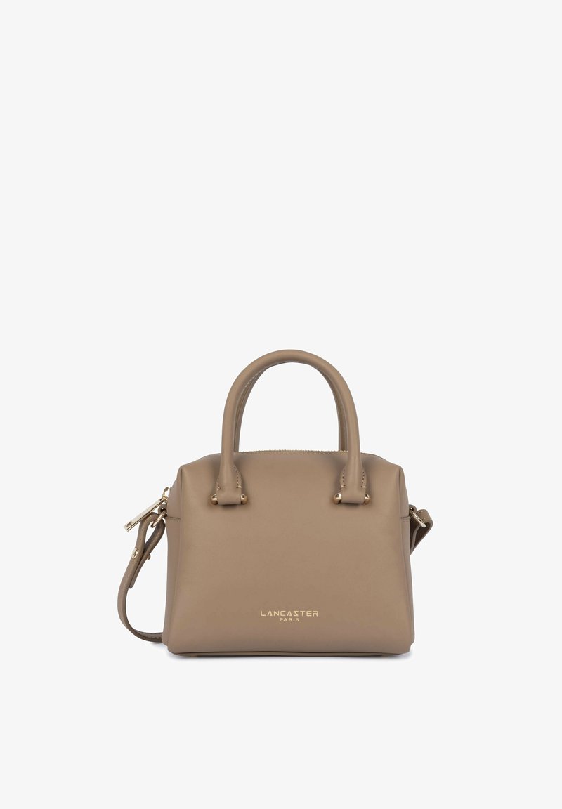 Sac à main rectangulaire en cuir taupe avec doubles poignées, bandoulière amovible et logo Lancaster Paris doré sur le devant.
