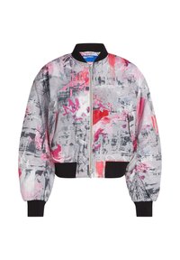 Giacca bomber corta grigia con un vivace motivo astratto che presenta tonalità di rosa e rosso. Polsini e colletto a coste neri, chiusura con zip. Texture liscia.