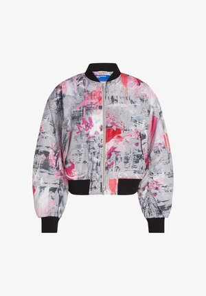 Jachetă bomber scurtă, de culoare gri, cu un model abstract vibrant care include nuanțe de roz și roșu. Mansete și guler ribbate negre, cu închidere cu fermoar. Textură netedă.