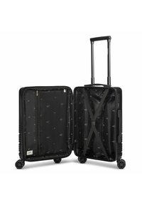 Maleta rígida negra con textura de rejilla, asa extensible, cuatro ruedas y un interior estampado que presenta correas cruzadas y un bolsillo con cremallera.