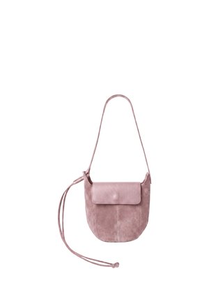 Kleine roze suède crossbodytas met lange riem en voorflapsluiting op een witte achtergrond.