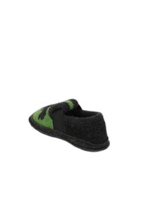 Zwarte en groene wollen slipper met een ronde punt, voorzien van een groen loofpatroon en een elastische band voor een goede pasvorm. Gestructureerde stof en gestikte randen.