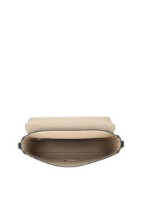 Borsa a pochette con un design strutturato, caratterizzata da un'esterno in pelle liscia di colore blu scuro e un interno in tessuto beige. Senza chiusura, con dettagli minimi.