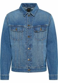 Niebieska dżinsowa kurtka z zapięciem na guziki, dwiema kieszeniami na piersi z klapami oraz kontrastowym przeszyciem, oznaczona marką Lee.