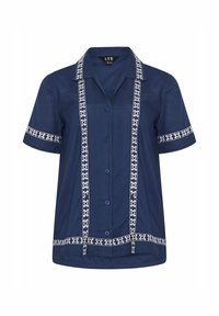 Marineblauw shirt met korte mouwen, gemaakt van geweven stof, met witte patroonaccenten langs de randen en knopen aan de voorkant.