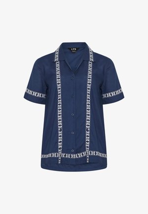 Marineblauw shirt met korte mouwen, gemaakt van geweven stof, met witte patroonaccenten langs de randen en knopen aan de voorkant.