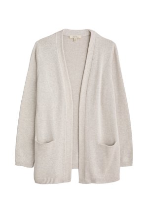 Lichtgrijze, openvallende gebreide cardigan met lange mouwen en twee voorzakken, plat uitgestald tegen een witte achtergrond.