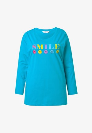 Turkusowa bawełniana koszulka z długim rękawem, na której widnieje słowo „SMILE” napisane pogrubionymi, kolorowymi literami ponad różnymi ikonami uśmiechniętych buziek.