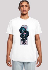 Hvit kortermet T-skjorte med et grafisk design av en svart slange og et sverd, fremhevet med detaljer i turkise og rosa.