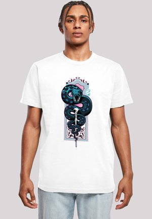 Hvit kortermet T-skjorte med et grafisk design av en svart slange og et sverd, fremhevet med detaljer i turkise og rosa.