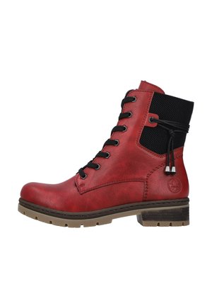 Bottines en cuir rouge avec un dessus en maille noire texturée, bout rond, lacets à l'avant avec œillets métalliques, et un petit talon carré.