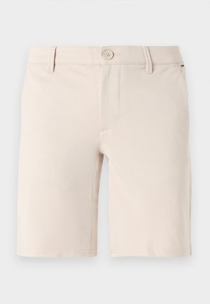 Beige shorts laget av glatt stoff; har knappelukking, beltehemper og et rent frontdesign med rette benåpninger.