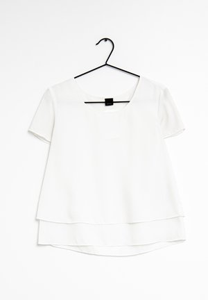 Witte korte mouwen blouse met een ronde halslijn, gelaagd ontwerp en een gladde textuur. Hangend aan een zwarte plastic hanger op een witte achtergrond.