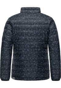 Padded jacket v tmavomodrej farbe s kvetinovým vzorom, ktorý má vysoký golier a vodorovný prešívaný dizajn. Hladká textura, dlhé rukávy.