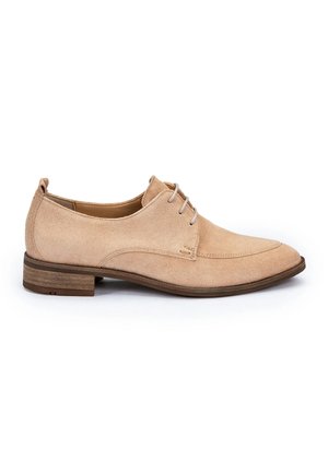 Scarpa oxford in suede beige con punta affusolata, design con allacciatura a cinque occhielli e tacco in legno impilato marrone. Texture liscia con dettagli di cucitura delicati.