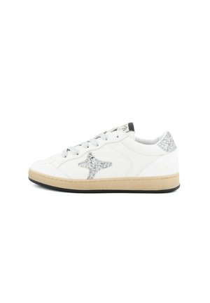 Sneaker bianca bassa con suola beige, stella glitter argento sul lato e toppa glitter argento sul tallone, vista dal lato esterno.