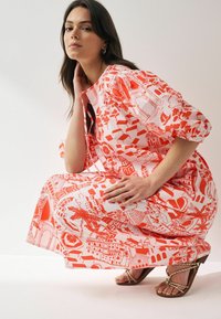 Next NOTCHNECK PUFF SLEEVE-REGULAR FIT - Päevakleit - red white scenic print