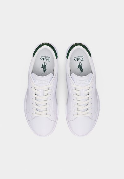 Λευκά δερμάτινα sneakers Polo Ralph Lauren με πράσινες λεπτομέρειες, σχεδιασμό με κορδόνια και ορατό λογότυπο Polo στο εσωτερικό των παπουτσιών.