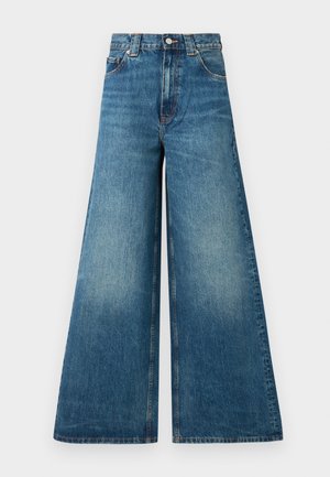 Höga vida jeans i urtvättad blå denim, med knappstängning, bälteshällor och två framfickor.