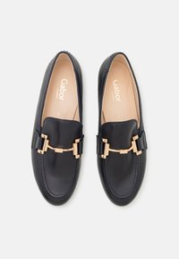 Navy leren loafers met een gouden kettingaccent. Rond punt, gladde textuur en gestikte details. Inlegzolen gemarkeerd met "Gabor comfort."