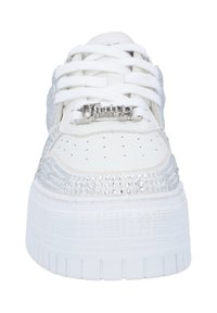 Sneaker bianca con suola in gomma testurizzata, adornata con strass argentati lungo i lati e dotata di una chiusura con lacci.