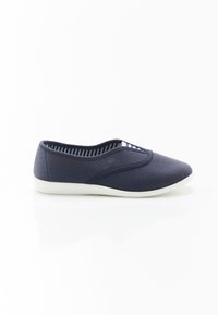 Scarpa slip-on blu navy con tomaia in tessuto liscio, suola in gomma bianca e fodera a righe. Presenta un design minimalista senza elementi metallici visibili.